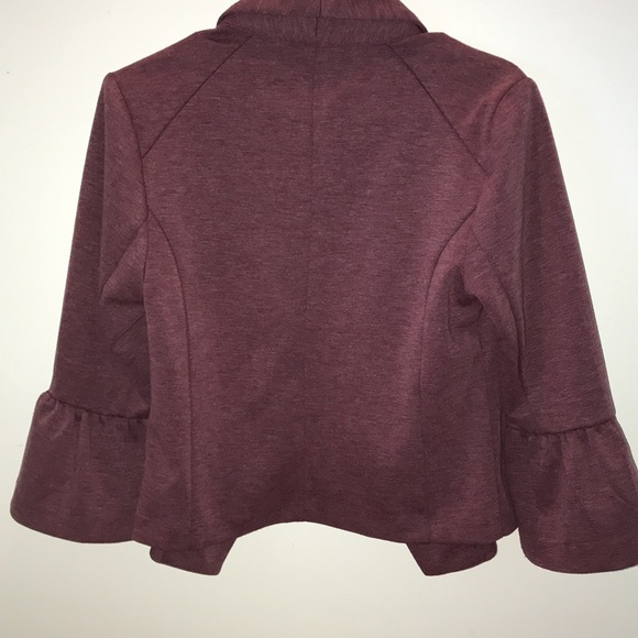 Soho Apparel Ltd small short waisted jacket w 3/4 length sleeves, ruffled cuffs - Picture 5 of 7